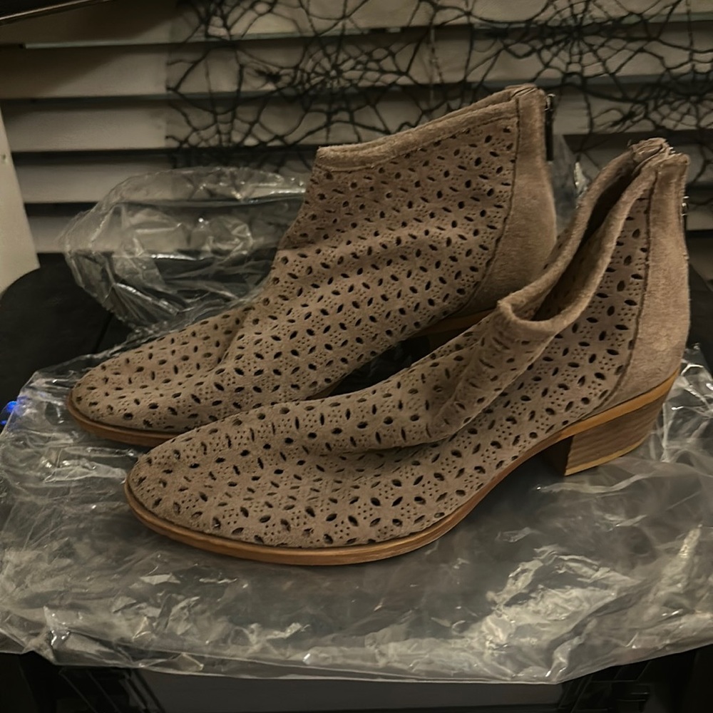 Lucky tan boots
